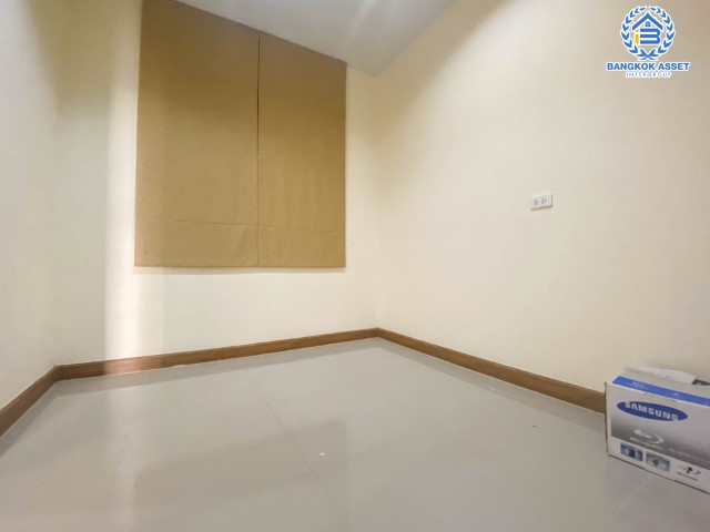 *****ทาวน์เฮ้าส์มือสองย่านนนทบุรี ม.โกลเด้นทาวน์ รัตนาธิเบศร์-สถานีรถไฟฟ้าบางพลู เนื้อที่ 19.2 ตร.ว. ฟังก์ชัน 4 ห้องนอน 2 ห้องน้ำ 1 ที่จอดรถ บนทำเลเดินทางสะดวก เชื่อมต่อถ.รัตนาธิเบศร์ เพียง 6 นาทีก็ถึงรถไฟฟ้าสายสีม่วง "สถานีบางพลู" จองเลย!